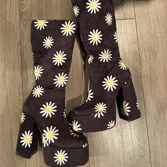 Dolls Kill Shoes - Platform daisy boots🌼